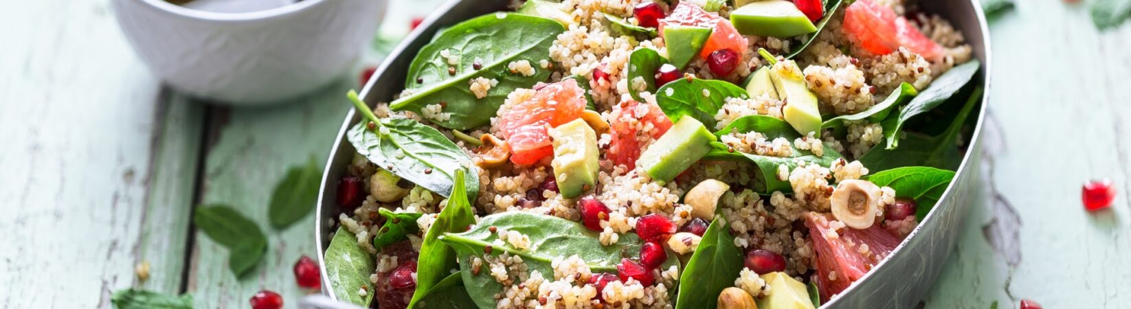 Quinoa mit Spinat, Grapefruit, Granatapfel und Haselnüssen