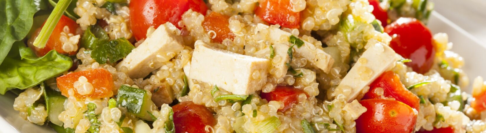 Quinoa Bowl mit Tofu, Tomaten, Paprika und Spinat