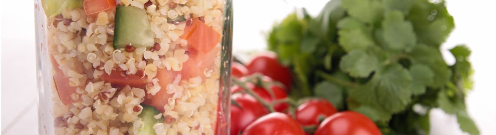 Quinoa mit Tomate und Gurke