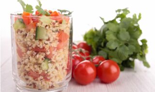 Quinoa mit Tomate und Gurke