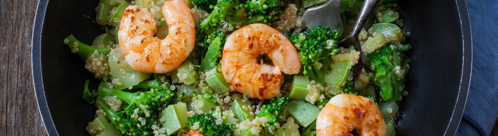 Quinoa Bowl mit Brokkoli, Zucchini und Garnelen