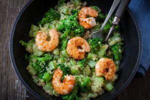 Quinoa Bowl mit Brokkoli, Zucchini und Garnelen