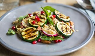 Quinoasalat mit gebratener Zucchini und Granatapfelkernen
