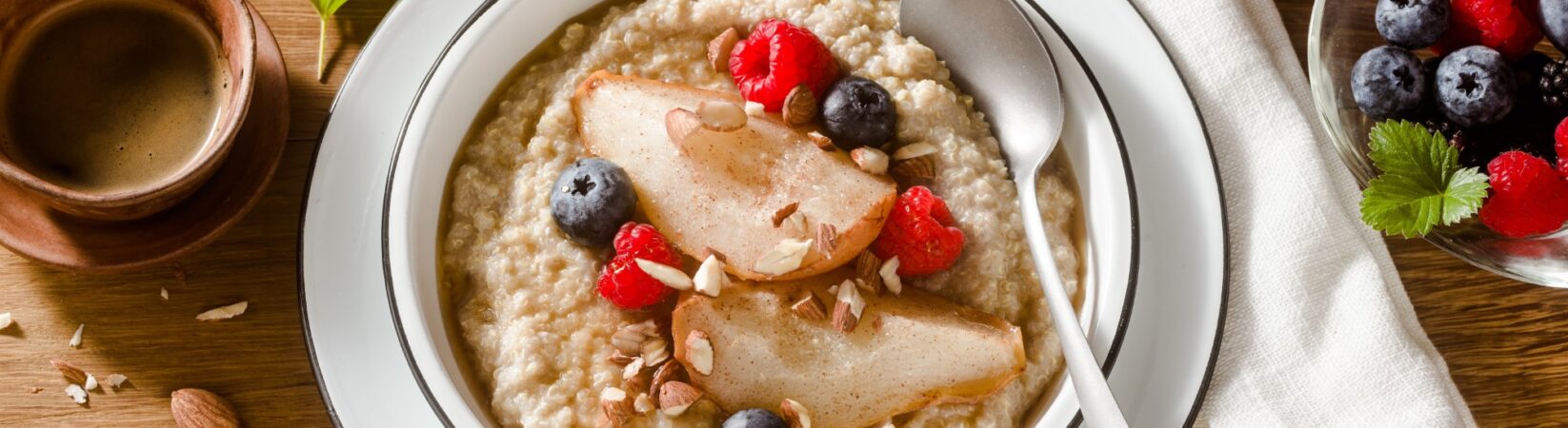 Quinoa-Porridge mit gedünsteter Birne und Beeren