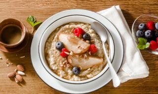 Quinoa-Porridge mit gedünsteter Birne und Beeren