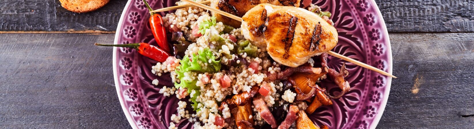 Quinoa-Salat mit Speck-Pfifferlingen und Hühnchen