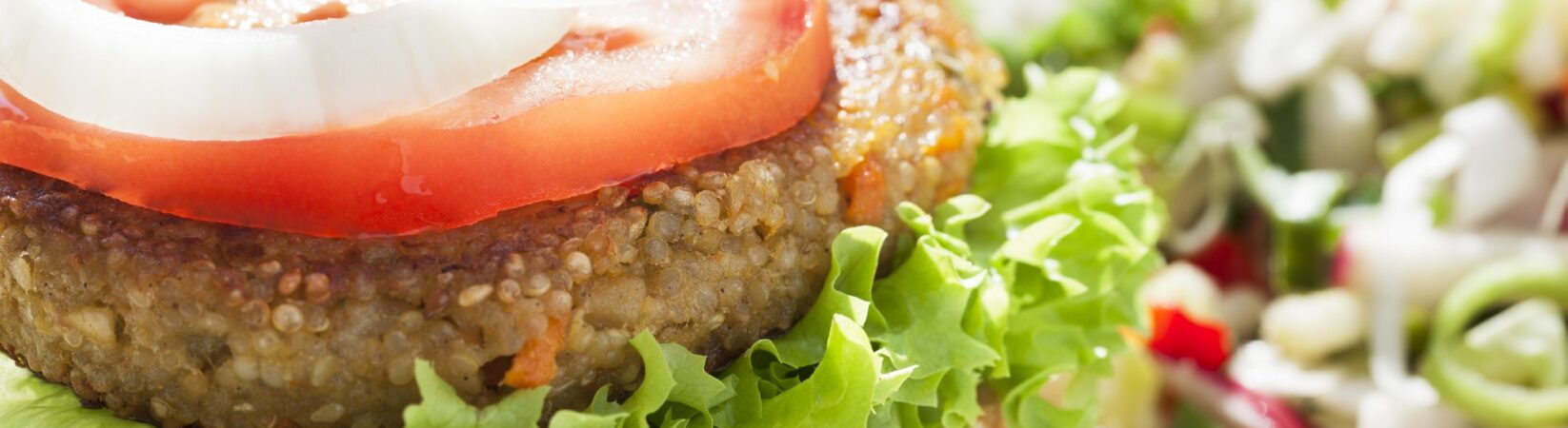 Quinoaburger mit Tomate und Zwiebel