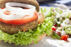 Quinoaburger mit Tomate und Zwiebel