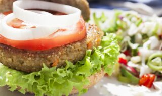 Quinoaburger mit Tomate und Zwiebel Quinoaburger mit Tomate und Zwiebel