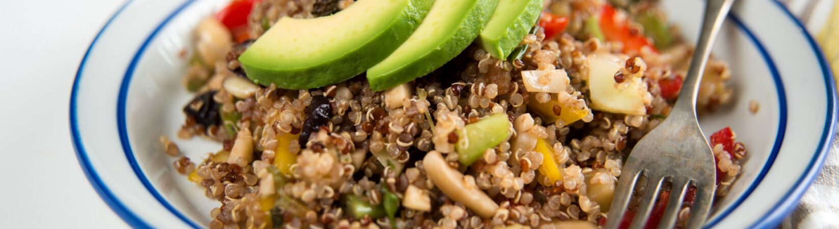 Quinoa Bowl mit Paprika, Gurke und Avocado