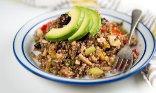 Quinoa mit Paprika, Tomaten und Avocado
