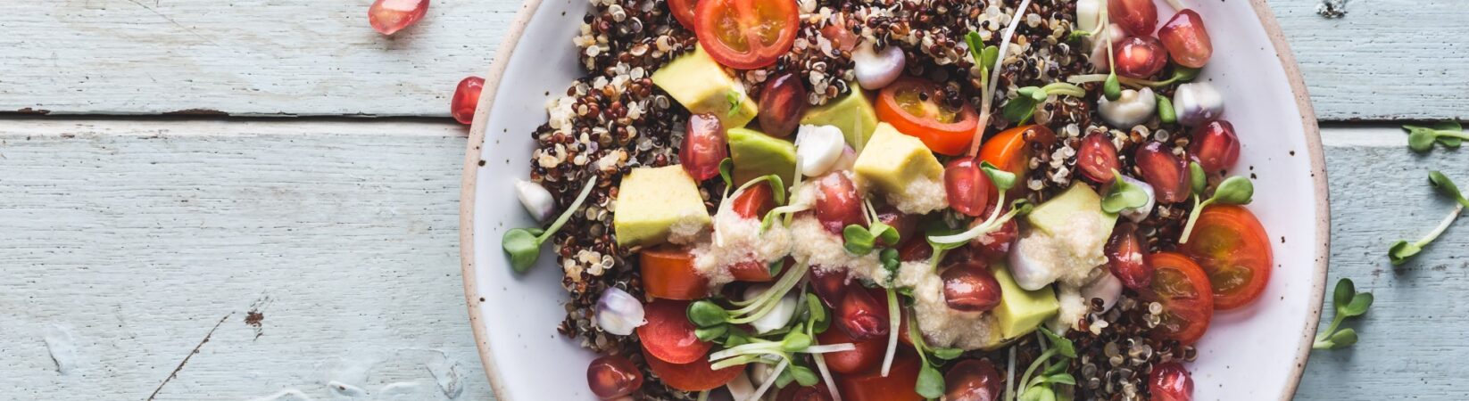 Quinoa-Avocadosalat mit Granatapfelkernen und Hummus