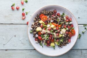 Quinoa-Avocadosalat mit Granatapfelkernen und Hummus