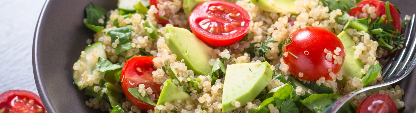 Quinoasalat mit Avocado, Gurke und Tomaten