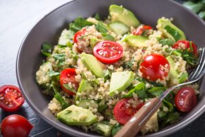 Quinoasalat mit Avocado, Gurke und Tomaten