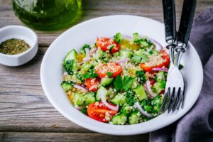 Quinoasalat mit Gurke, Kirschtomaten und Ernussdressing