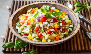 Quinoasalat mit Gurke, Tomate und veganem Feta