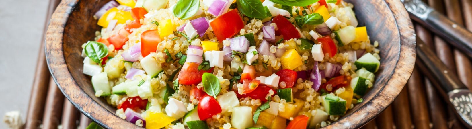 Quinoasalat mit Gurke, Tomate und Feta