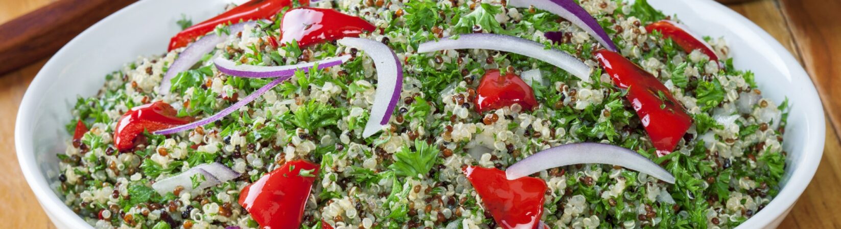 Quinoa mit Paprika, roter Zwiebel und frischer Petersilie