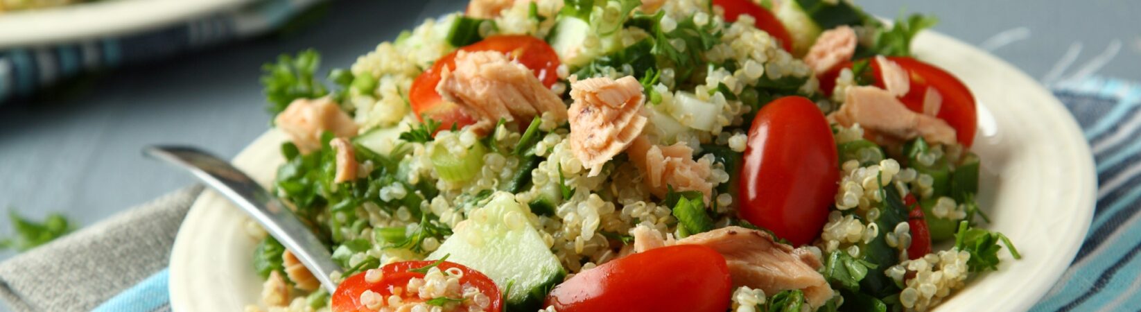 Tomaten-Quinoasalat mit Gurke und Lachs