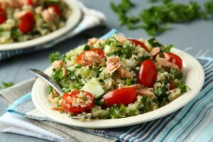 Tomaten-Quinoasalat mit Gurke und Lachs