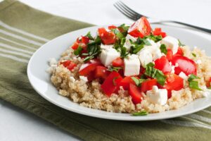 Quinoasalat mit Tomaten, Paprika und Feta