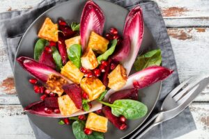 Radicchio mit rote Bete, Halloumi und Granatapfelkernen