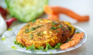 Kartoffelbratlinge mit Kohl und Möhren