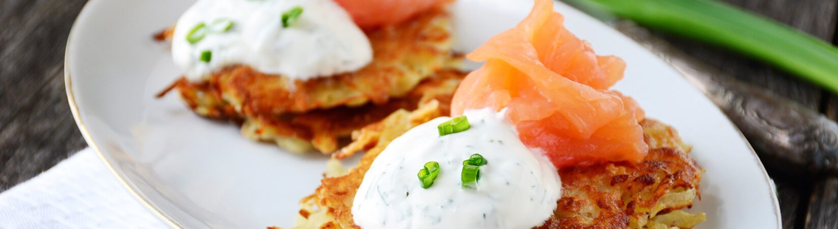 Reibekuchen mit Lachs und Kräuter-Creme