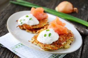 Reibekuchen mit Lachs und Kräuter-Creme