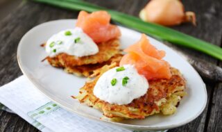 Reibekuchen mit Lachs und Kräuter-Creme