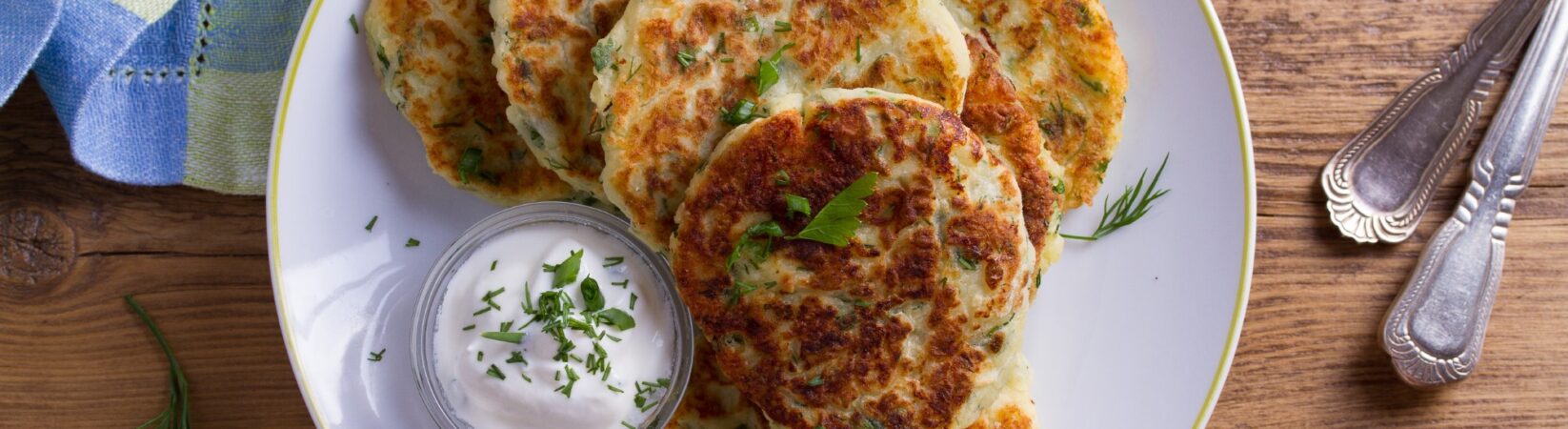 Reibekuchen mit Zucchini, Topinambur und Joghurtdip