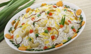 Reis mit Gemüse und Cashewkernen Reis mit Gemüse und Cashewkernen