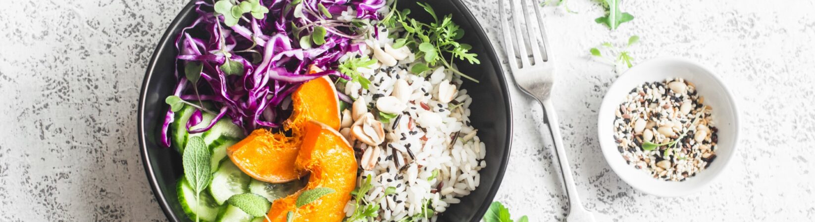 Reis-Bowl mit Kürbis, Rotkohl, Gurke und Erdnüssen