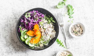 Reis-Bowl mit Kürbis, Rotkohl, Gurke und Erdnüssen