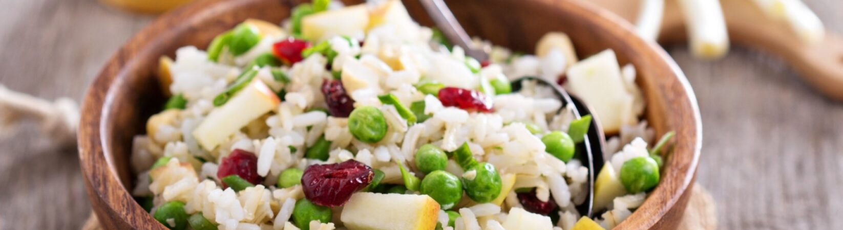 Reissalat mit Apfel, Cranberries und Erbsen