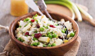 Reissalat mit Apfel, Cranberries und Erbsen