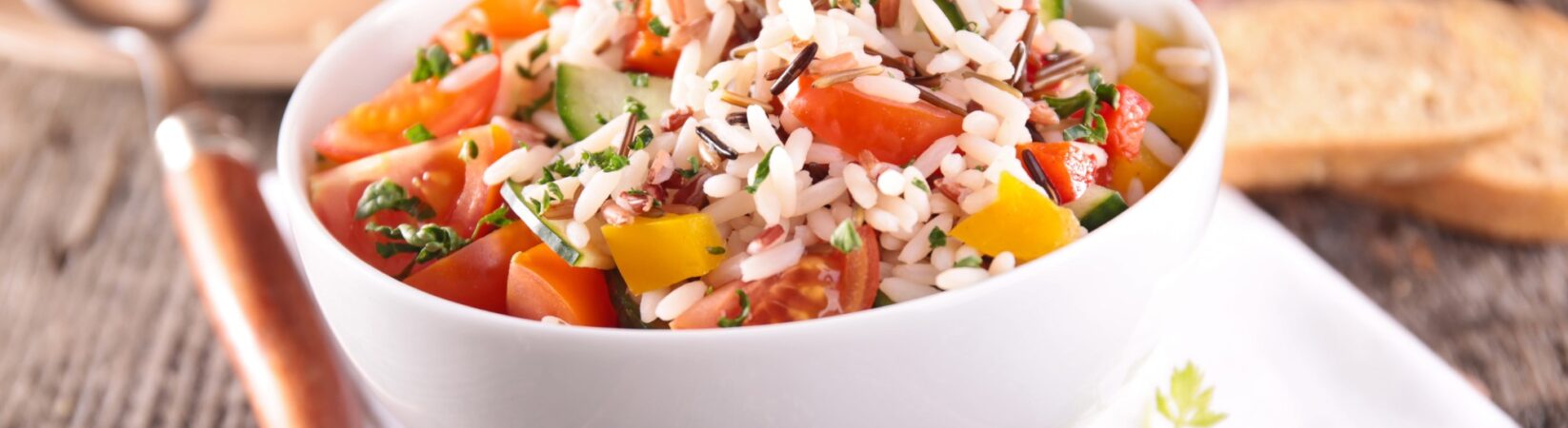 Reissalat mit Gurke, Tomaten und Paprika