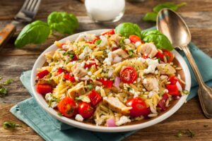 Reissalat mit Hähnchen, Tomaten, Paprika und Feta