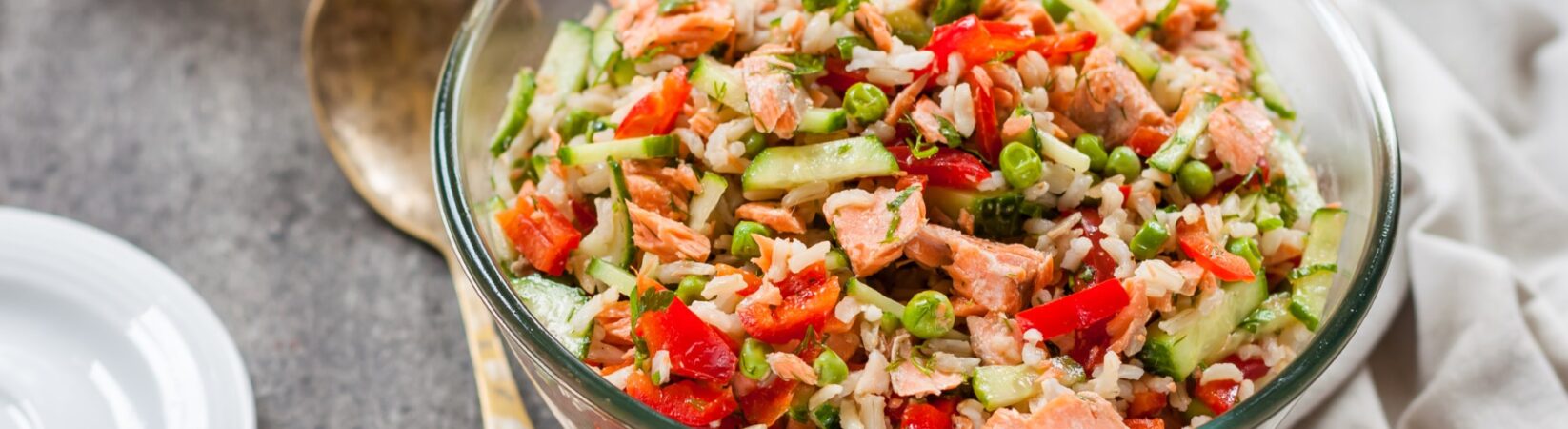 Reissalat mit Lachs, Erbsen, Paprika und Gurke