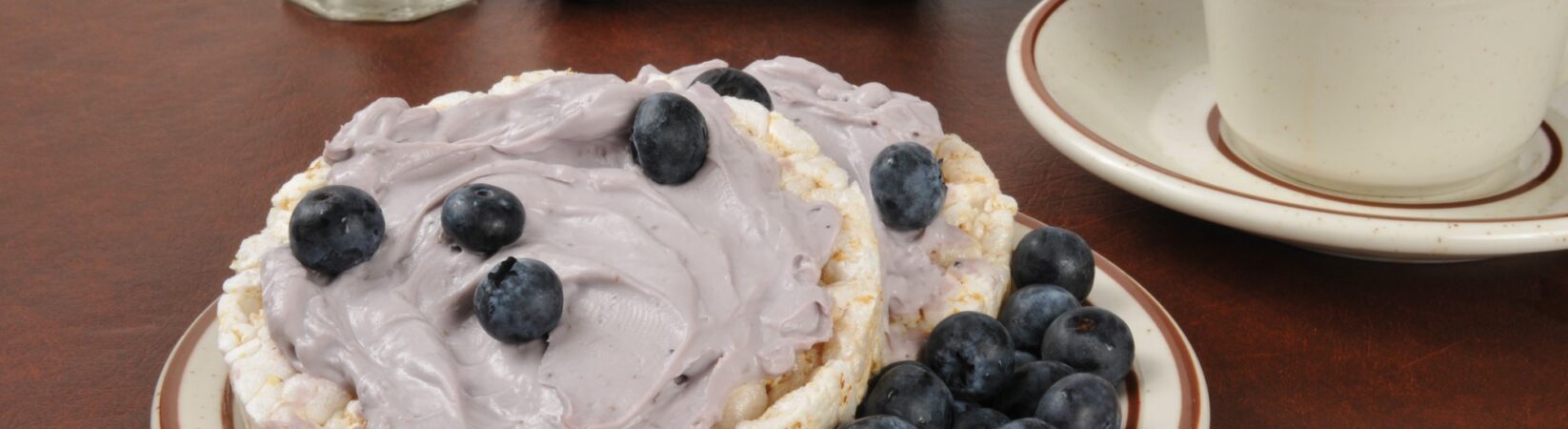 Reiswaffeln mit Blaubeerquark und Blaubeeren