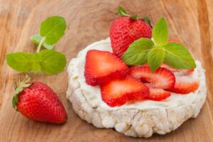 Reiswaffeln mit Quark und Erdbeeren