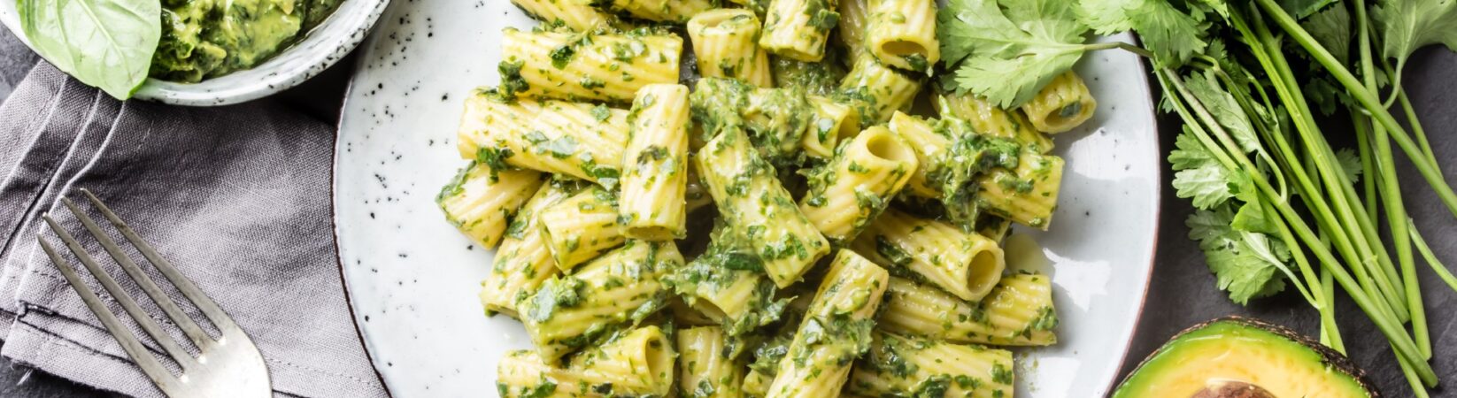 Rigatoni mit Avocado-Basilikum-Pesto