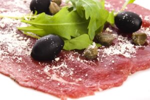 Rindercarpaccio mit Rucola-Tomatensalat