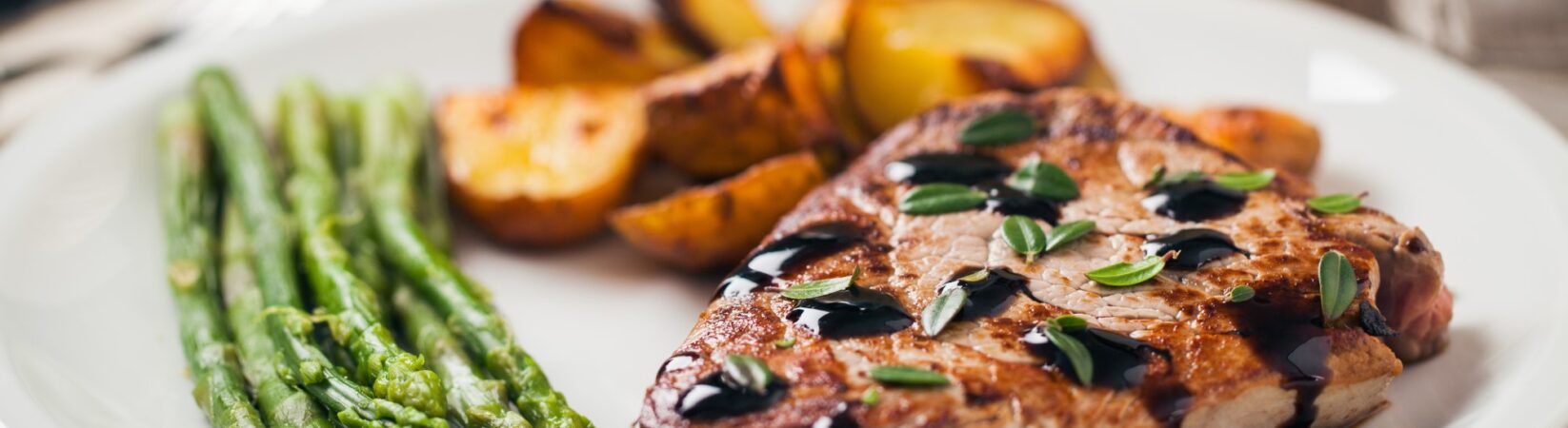 Rindersteak mit Ofenkartoffeln und grünem Spargel