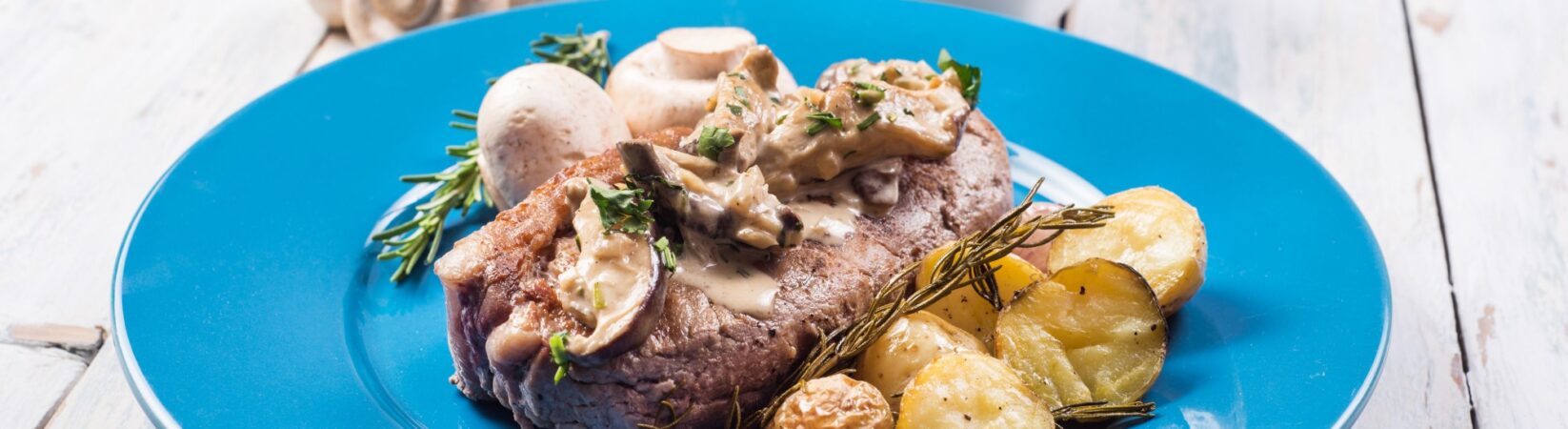 Rinderhüfte mit Champignons und Ofenkartoffeln