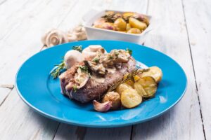 Rinderhüfte mit Champignons und Ofenkartoffeln