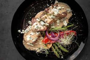 Rinderfilet mit Schimmelkäse und Gemüse