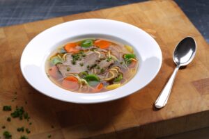 Rindfleischsuppe mit Möhre, Pastinake, Lauch und Nudeln