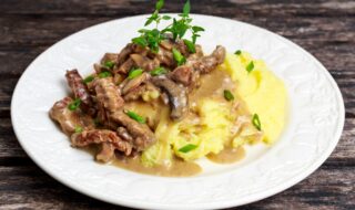Kalbsgeschnetzeltes mit Kartoffel-Petersilienwurzel-Püree Kalbsgeschnetzeltes mit Kartoffel-Petersilienwurzel-Püree
